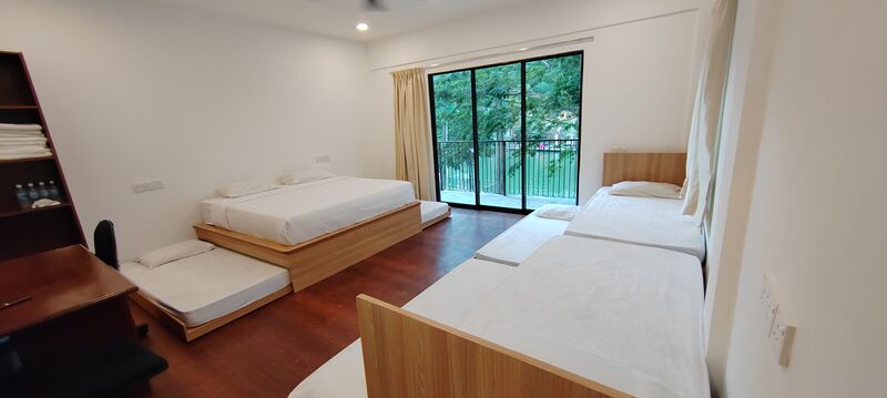 Land Chalet — spacious room with balcony and lake view