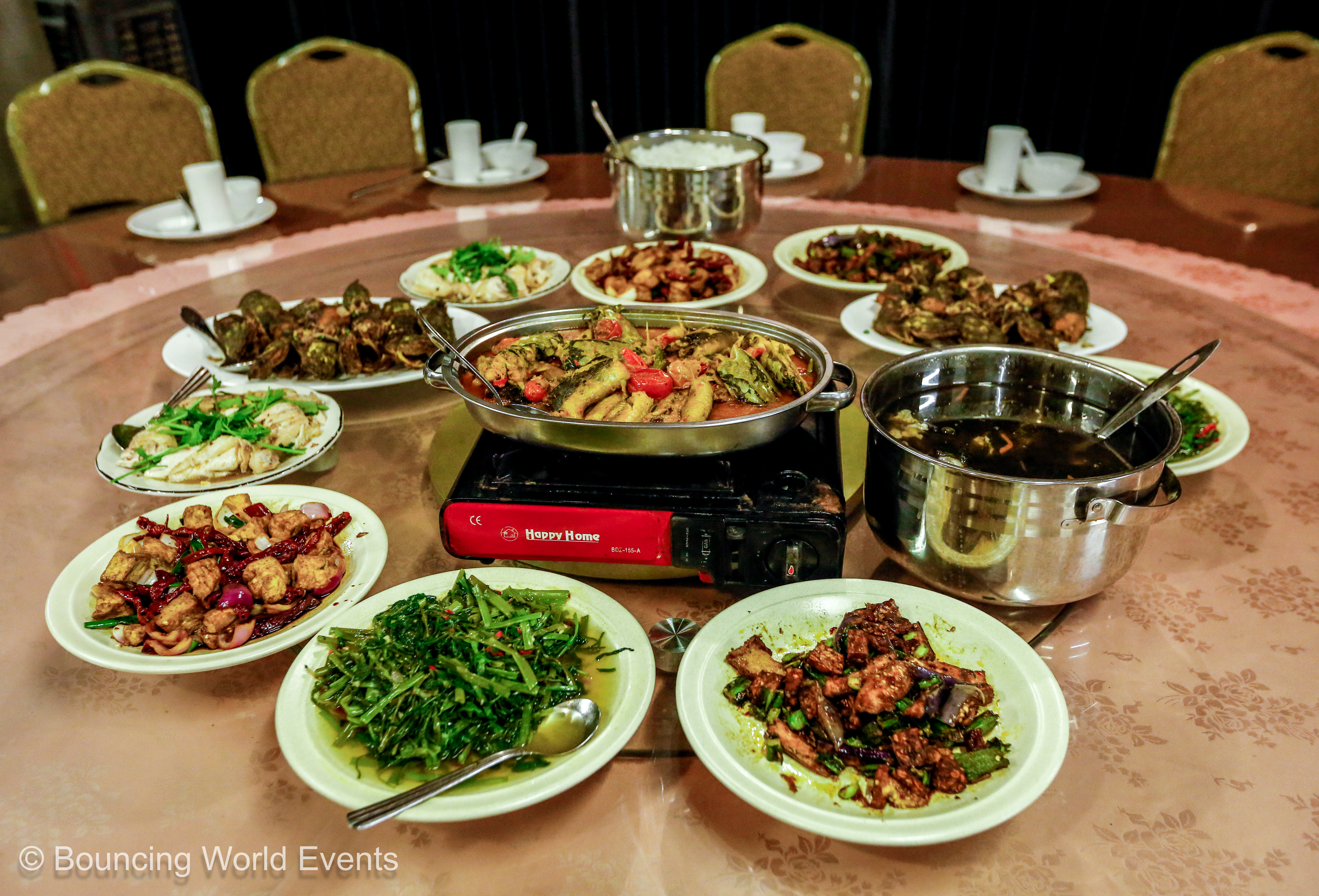 Family-style dinner spread at Mantin Forest Art Farmstay — 8 dishes on a round table, served 7–8 PM